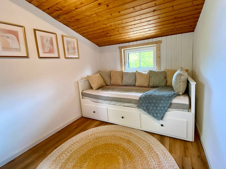 במיטת היום בחדר השינה הקטן שלנו אפשר לחלום נחמד בכל שעה ביום ובלילה