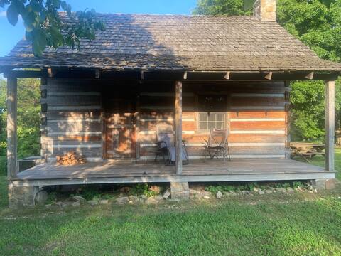 Cozy log cabin near Buffalo River pet friendly.
