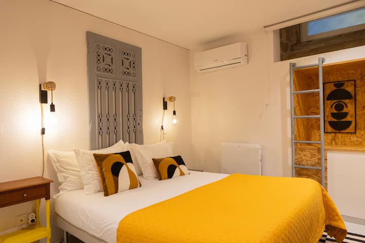 Quarto com cama de casal
Dormitorio con cama queen
