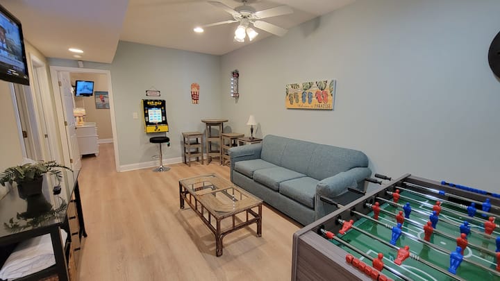 NUEVO otoño de 2024: sala de recreación en la planta superior con juegos de arcade Pac Man y mesa de futbolín, sofá cama tamaño queen y TV de pantalla plana
(Nota: la sala de recreación ya no tiene 2 camas individuales)
