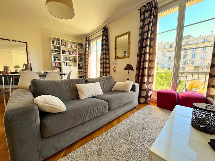 Grand et confortable canapé-lit dans le salon 