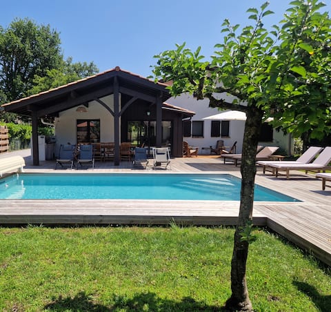 Villa 10-12 pers. pool with 10 bikes and 4 surfboards