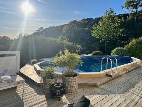 Villa with pool and sea view!