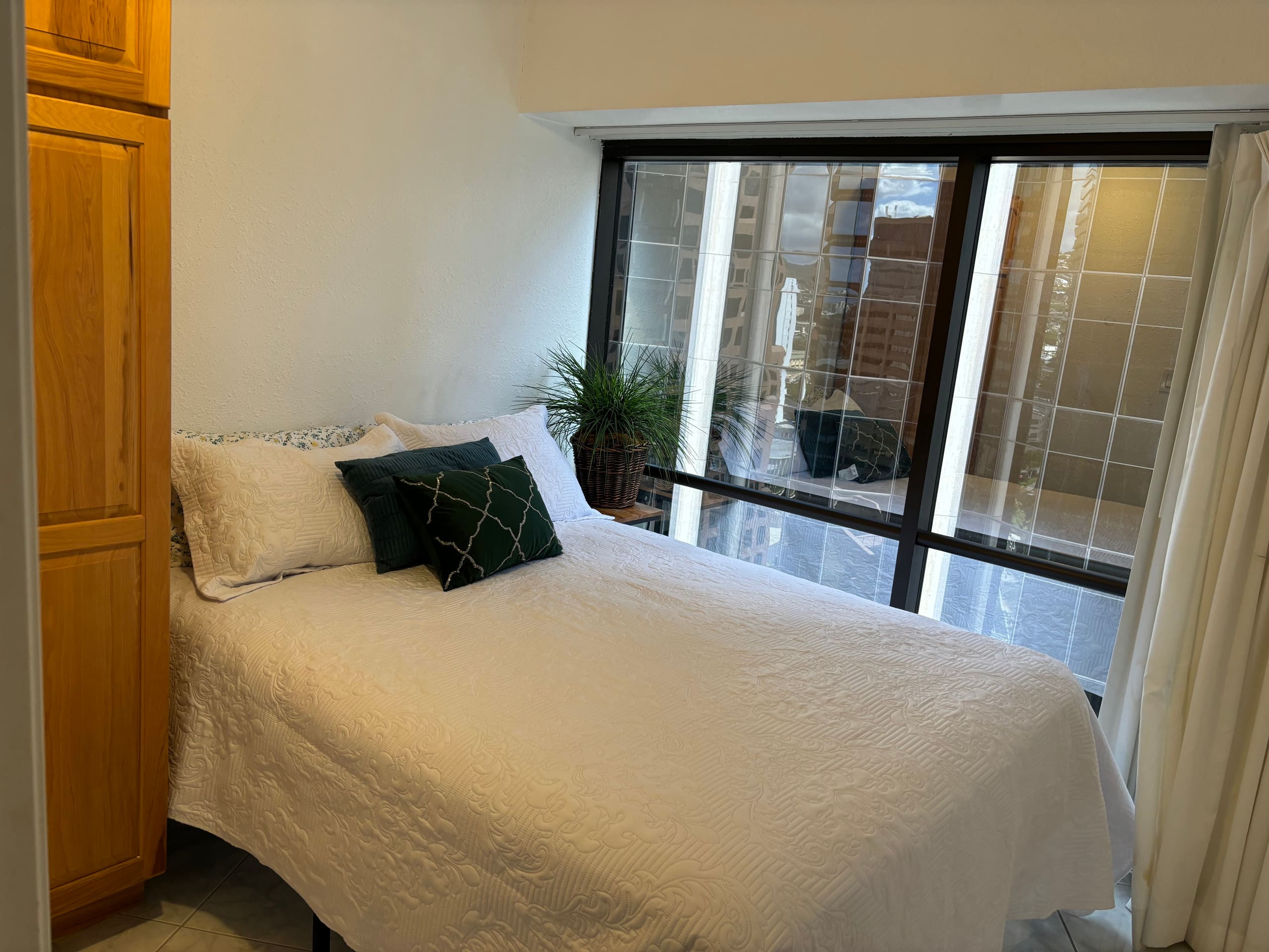 Condo in Honolulu · ★4.82 · 3 bedrooms · 5 beds · 1 private bath - Image 2