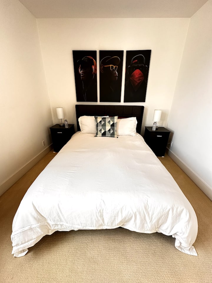 Habitación con una acogedora cama matrimonial.