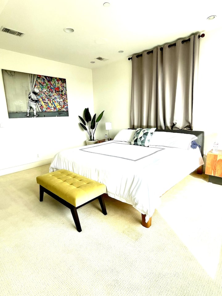 Dormitorio principal con cama tamaño king muy cómoda