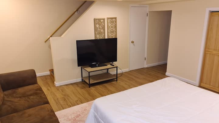 Nota: el cuarto dormitorio está en el sótano, pero tiene su propia puerta con cerradura para la privacidad. Tiene acceso al segundo baño. 

*ADVERTENCIA DE TECHO BAJO A TRAVÉS DEL UMBRAL *