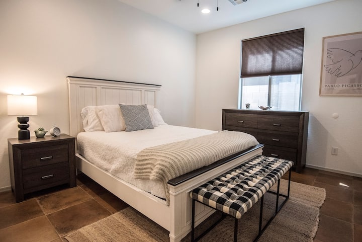 Спалня 2, разположена на долния етаж с двойно легло