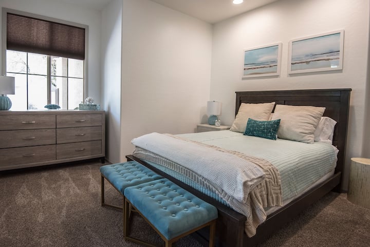 Спалня 1, разположена на долния етаж с двойно легло