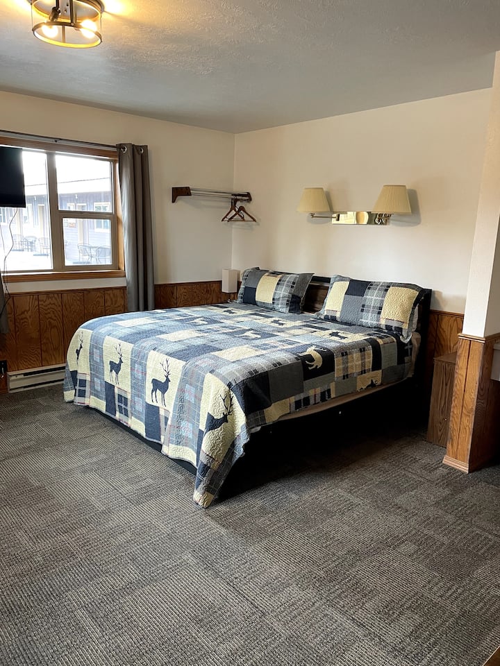 Golden West Motel One Level Room #12 1 King - West Yellowstone, MT