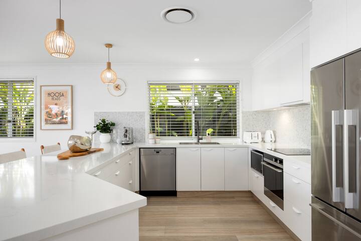 Noosa, Canal Side 4 bedroom Home With Pool! gallery image 3