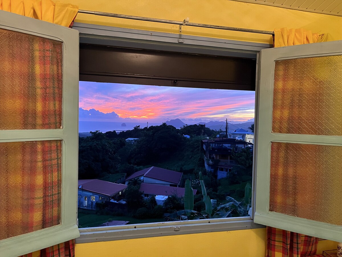 Vista nocturna desde el dormitorio.