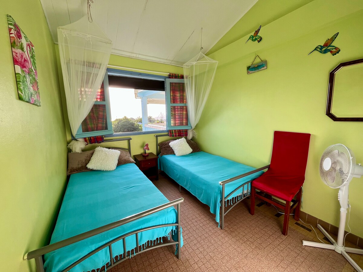 Dormitorio con 2 camas de una plaza.