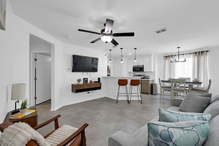 Fresh, Modern + Convenient Apartment - Harlingen