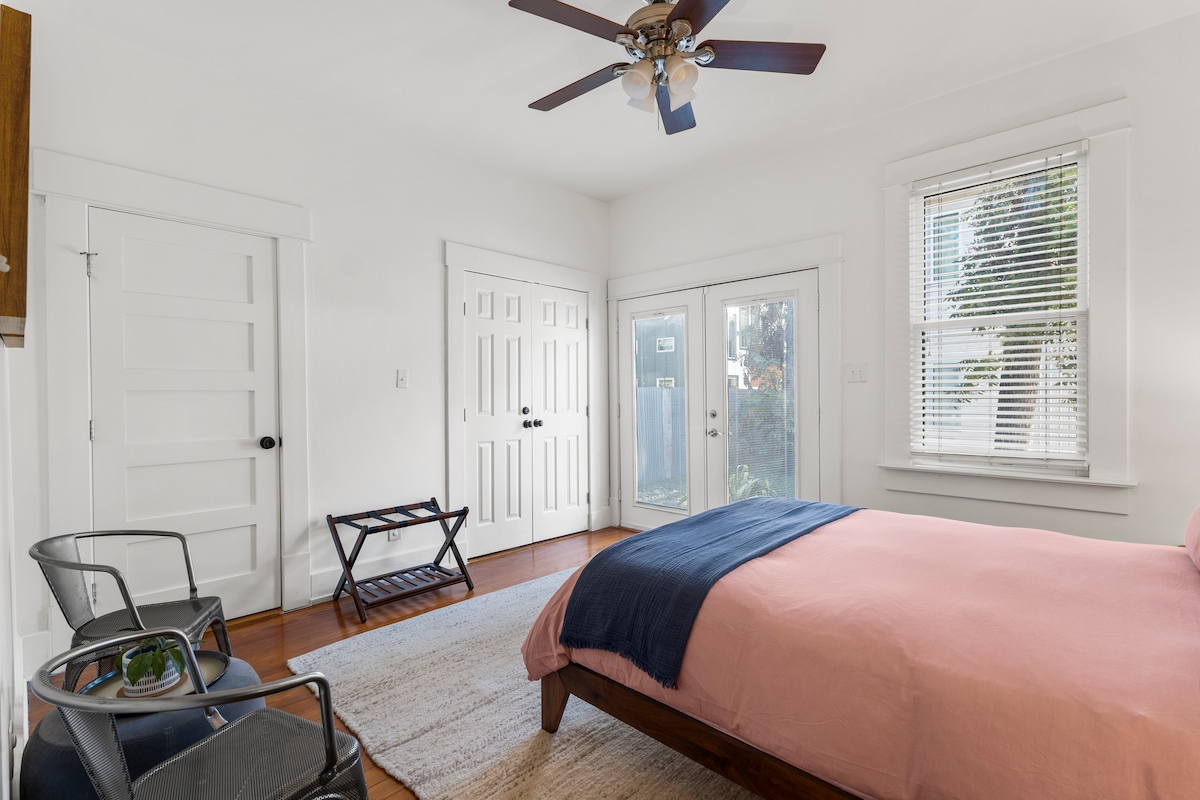 City Charm | Walk to Rainey St | WFH