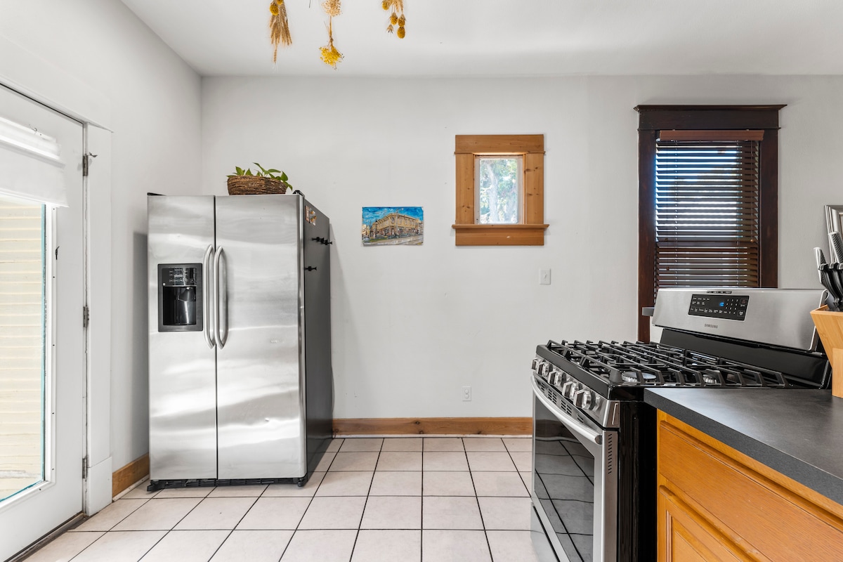 City Charm | Walk to Rainey St | WFH