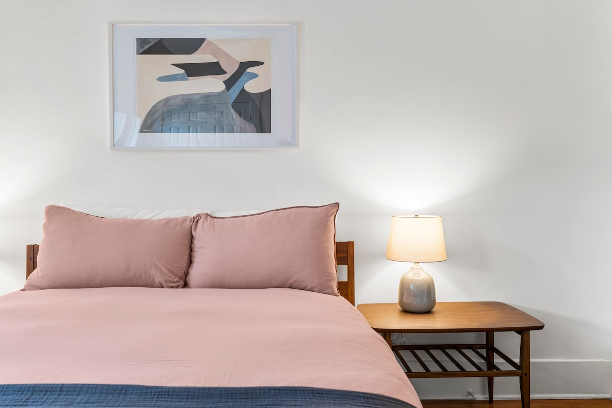 City Charm | Walk to Rainey St | WFH