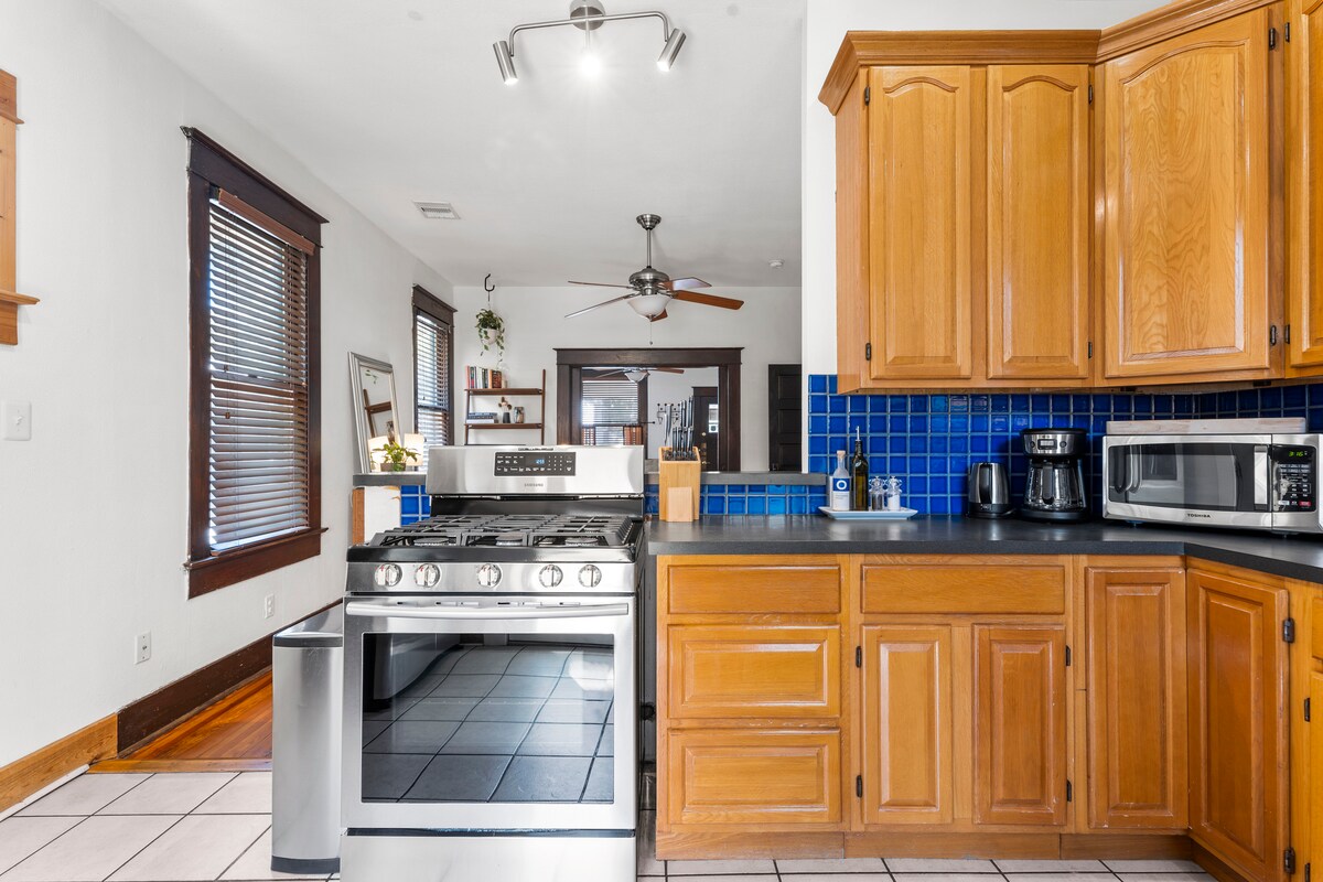 City Charm | Walk to Rainey St | WFH