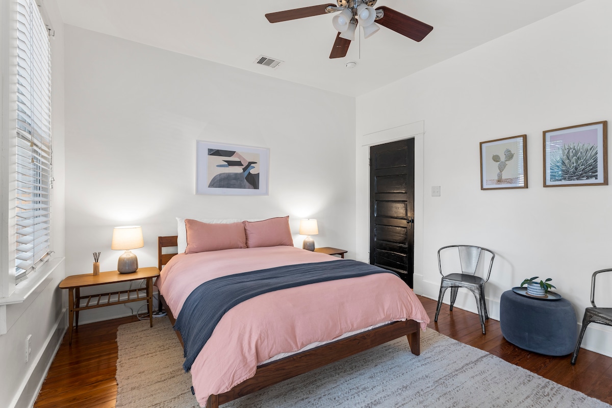 City Charm | Walk to Rainey St | WFH