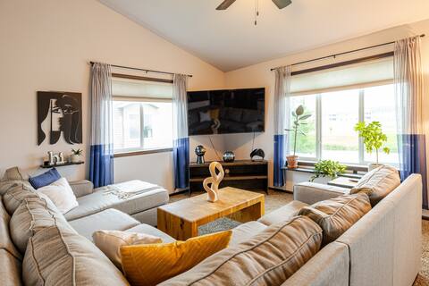 The MikkonINN - Modern 3 bed home by The Lights