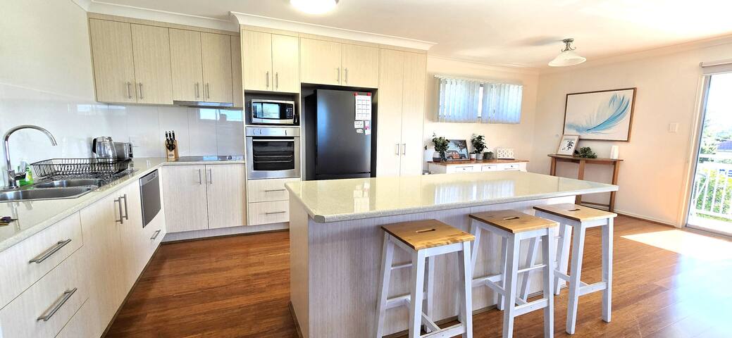 Drayton Apt Upstairs (SEQ) – 3 bedroom 2 bathroom gallery image 2