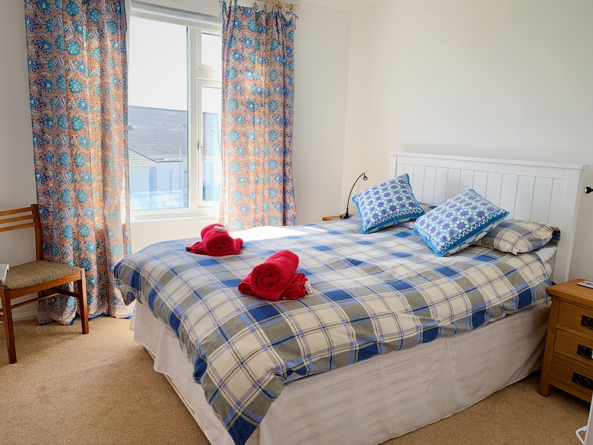 غرفة نوم مزدوجة في الطابق العلوي