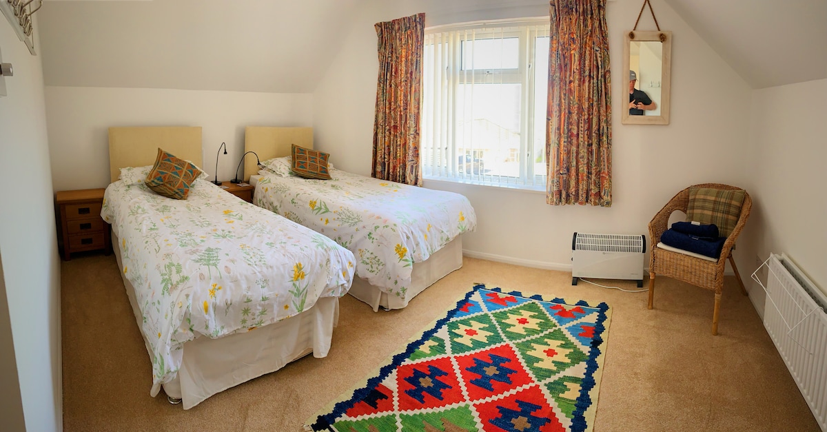 زاوية واسعة من الغرفة المزدوجة في الطابق العلوي، وغرفة لشخص واحد إضافي قابل للطي