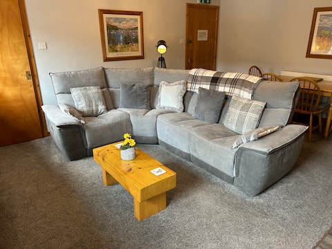 Successful Airbnb property: Spacious & modern 2 bedroom apartment with parking in Highland