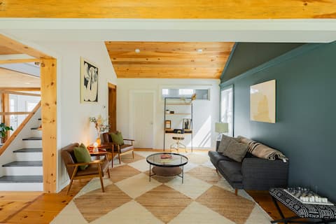 Creekside Getaway! 10 Min to Hudson! w Hot Tub