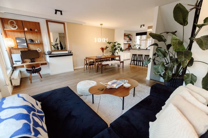 Luxury Rooftop Retreat • Skyline & Cinema gallery image 3