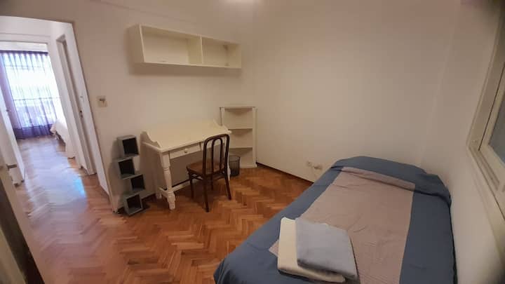 חדר שינה שני עם 2 מיטות. מיטה אחת מאוחסנת מתחת לשני.
מיזוג אוויר קר