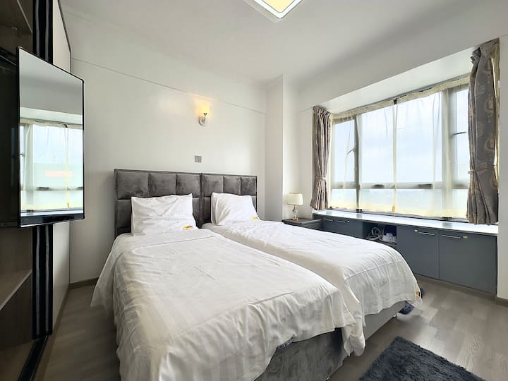 Тази спалня разполага с 2 единични легла (90x200 см). Така че те могат да бъдат раздалечени, ако желаете. Големият рафт/висящ килер е оборудван с разтегателно и въртящо се голямо огледало. Луксозните матраци са 100% пяна. 