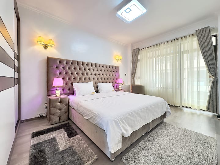 Това е просторната спалня 1 и има собствен балкон, самостоятелна баня и голям стенен килер, в който е монтиран фиксиран сейф. Луксозното европейско легло (200x180 см) има удобен матрак от 100% пяна и 100% памучно спално бельо. 