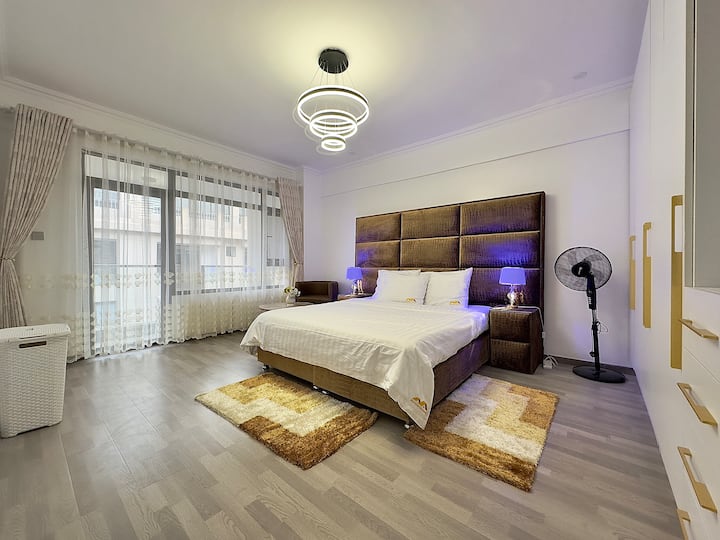 Спалня 2 е основната спалня и най - голямата от всички спални. Европейското двойно легло (180 x 200 см) има удобен матрак от 100% пяна. Разбира се, цялото спално бельо е 100% египетски памук (без полиестер поради топлия климат).