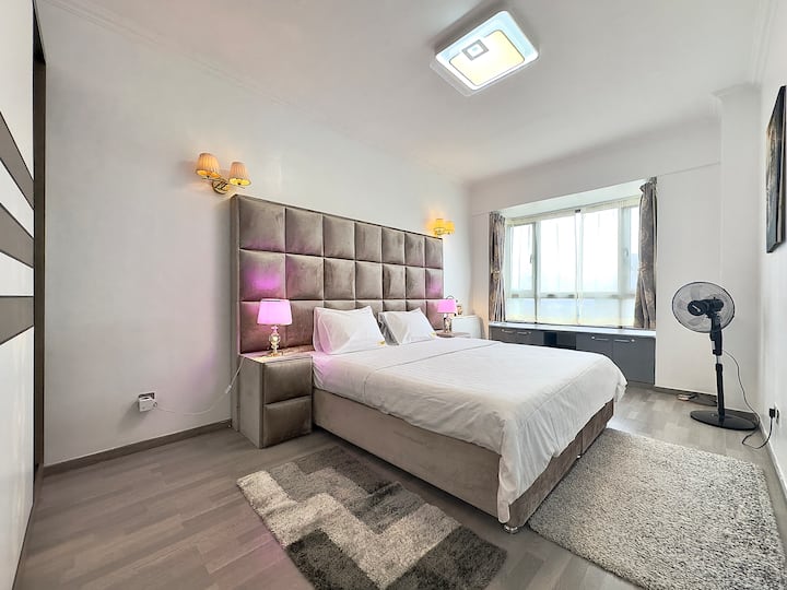 Просторната спалня 4 разполага с голямо двойно легло (180 x 200 см) с удобен матрак от 100% пяна. Спалното бельо е от 100% египетски памук (без полиестер поради топлия климат).