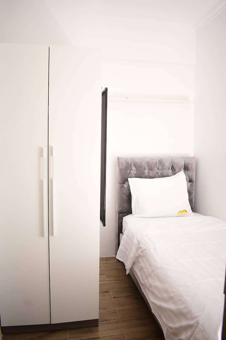 Тази единична спалня SQ има единично легло с европейски размер (90 x 200 см) с луксозен матрак от пяна, съседна на пералното помещение и има душ с тоалетна. Няма собствени прозорци. Дневна светлина влиза през отворената входна врата на пералното помещение