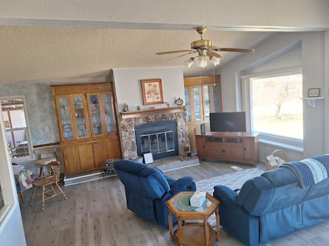 Top performing Airbnb: Comfy 2 Bed, 2 Bath home in quiet neighborhood. in Kingman