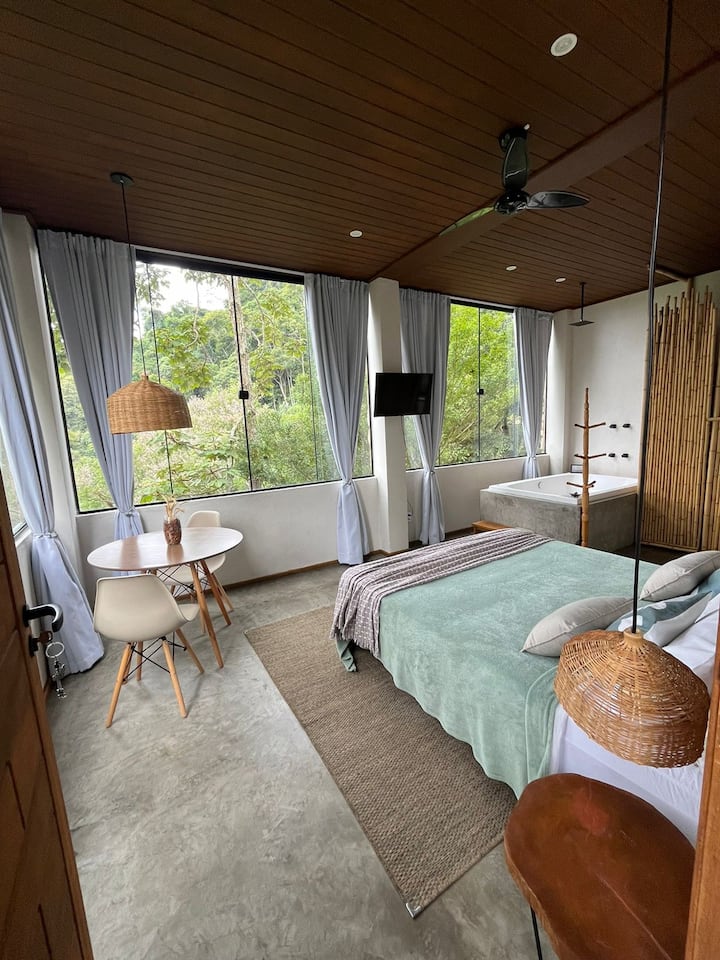 شقة علوية مع حوض استحمام ساخن خاص وإطلالة جميلة على الجبال.