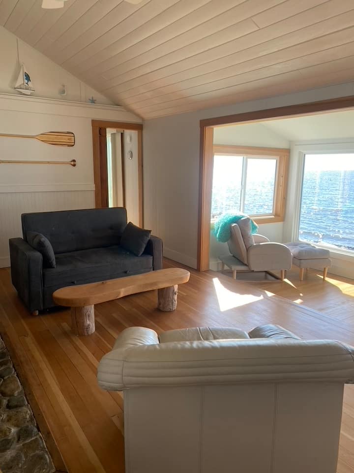 Cottage By The Sea: Private Beachfront In Sechelt - Sechelt