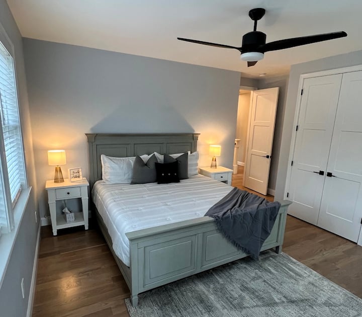 Vineyard Haven Bedroom
(situé au deuxième étage)

- Lit king size

** Le couvre-lit, les oreillers/couvertures et le tapis sont fréquemment mis à jour et peuvent différer des photos**