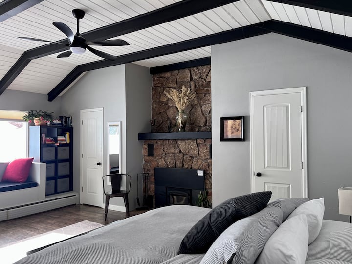 Te encantará dormir en tu espacioso dormitorio con cama tamaño king, baño privado, chimenea de leña, pared de ventanas observando la vida silvestre.