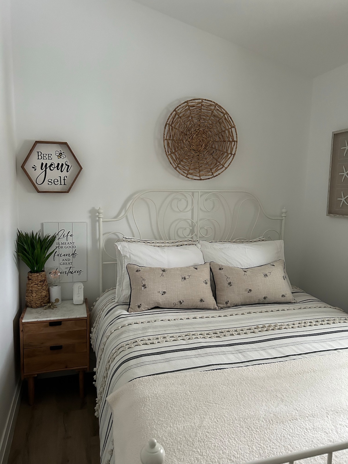 Спална соба бр. 2.  Оваа спална соба има брачен кревет (широк 150 – 179 см).  Сите постелнини, постелнини, перници и ќебиња се вклучени во вашиот престој.