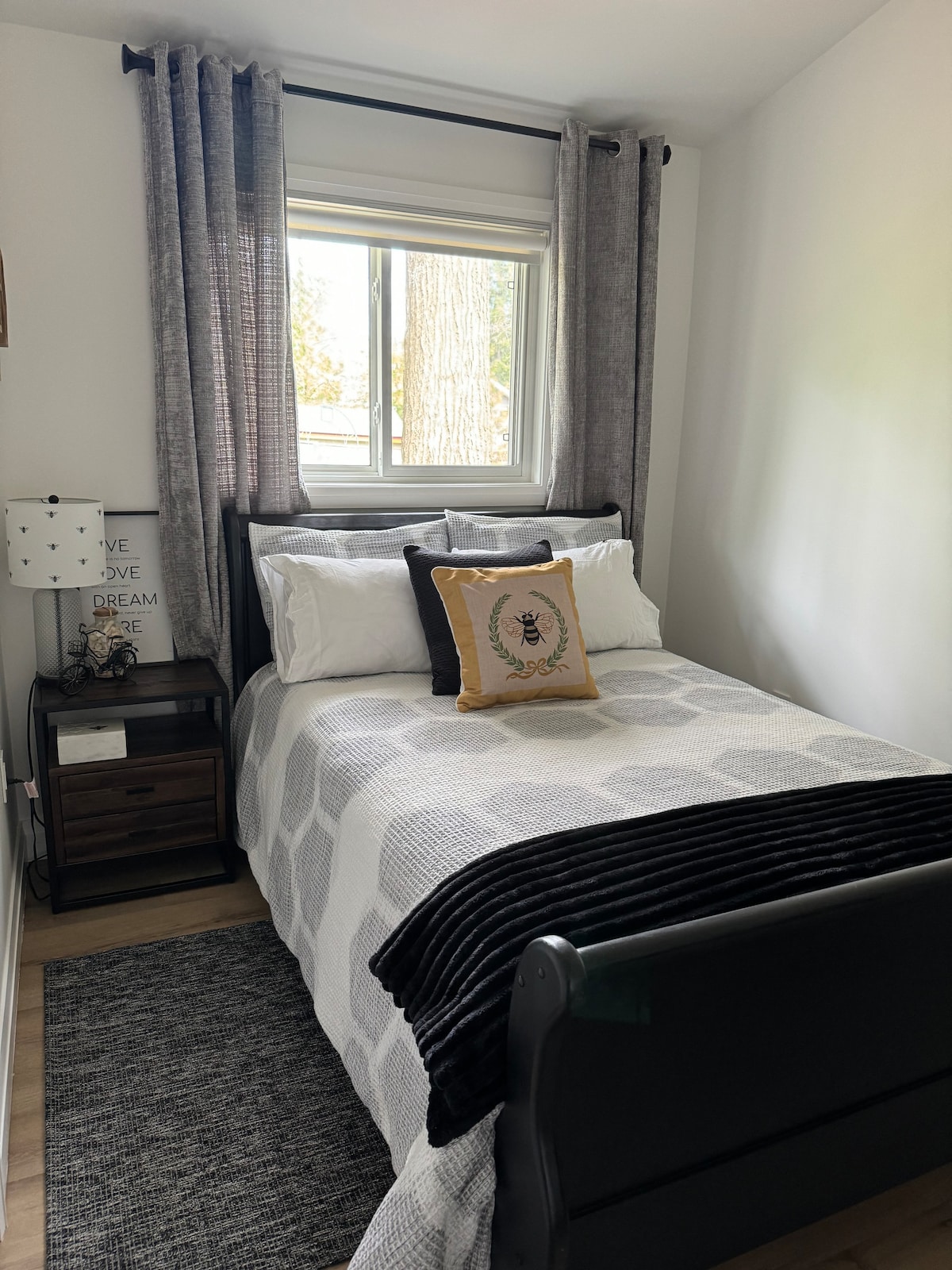 Спалната соба бр. 3 има брачен кревет.
Сите постелнини, постелнини, перници и ќебиња се вклучени во вашиот престој.