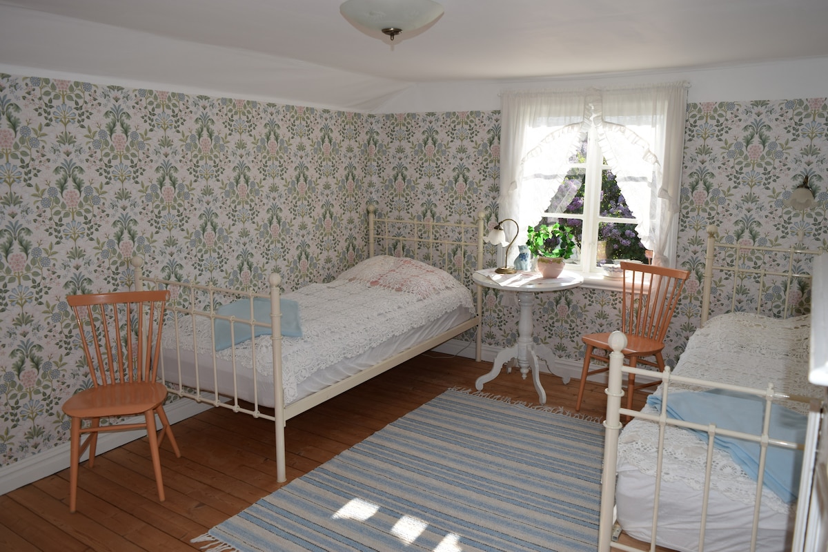 Chumba cha kulala cha ghorofa ya juu chenye vitanda viwili vya mtu mmoja. Kabati la kuhifadhia.