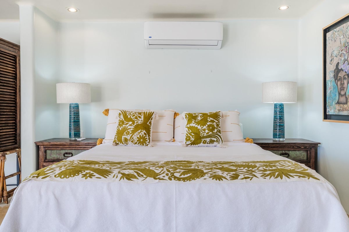 Los tonos verdes relajantes y los acabados de alta gama crean un refugio de tranquilidad. Este espacio cuidadosamente seleccionado combina el diseño costero moderno con el encanto tropical, ofreciendo el refugio perfecto para descansar y rejuvenecer. 