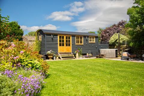 Romantic Retreat, Private Gardens, Views & Hot Tub