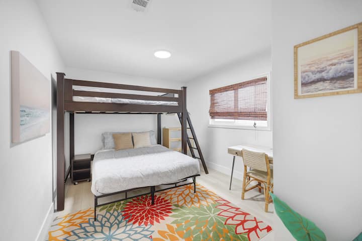 Lit superposé en haut avec lit queen size.