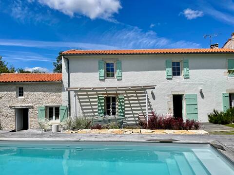Beautiful villa with swimming pool near La Rochelle
