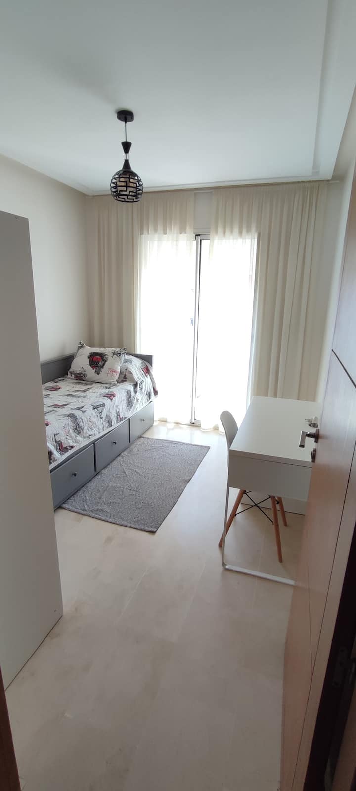 Kinderkamer met bureau en balkon