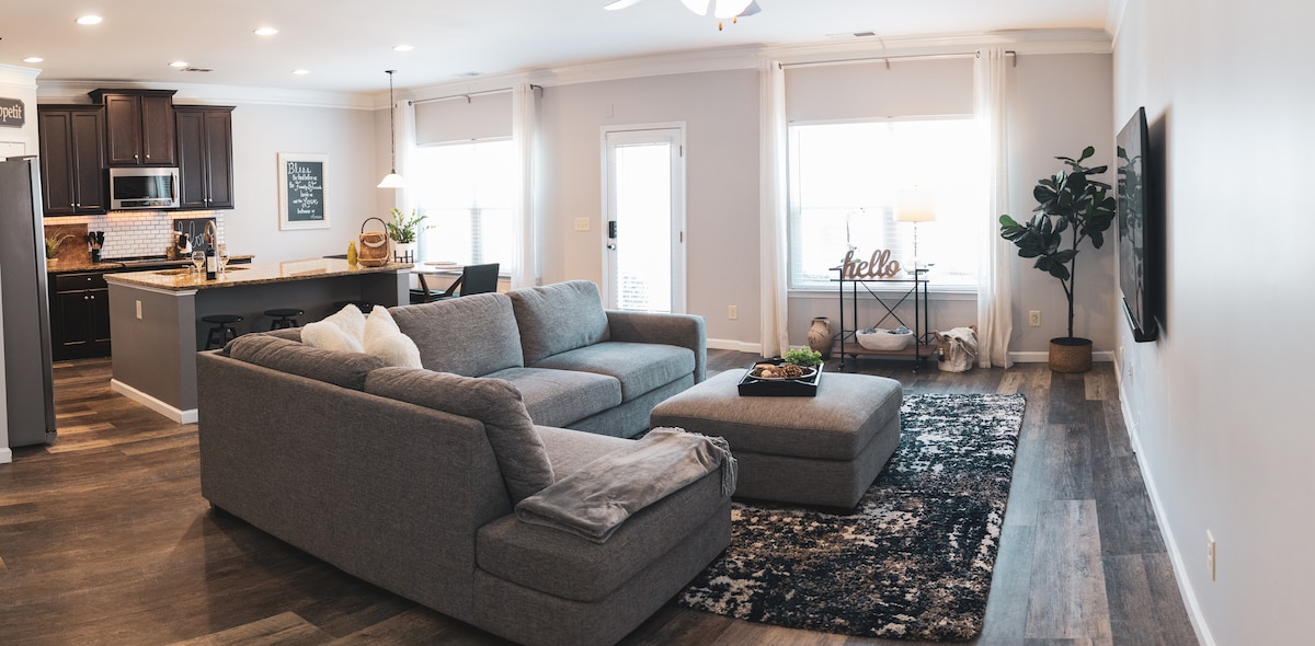 Top Airbnb: Beautiful 3 BR Home near Lake & Dwntn Woodstock! in Woodstock